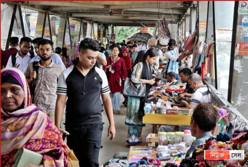 সাভারে ফুটওভার ব্রিজে হকারের দোকান, সংকুচিত পথচারীদের চলাচল!
